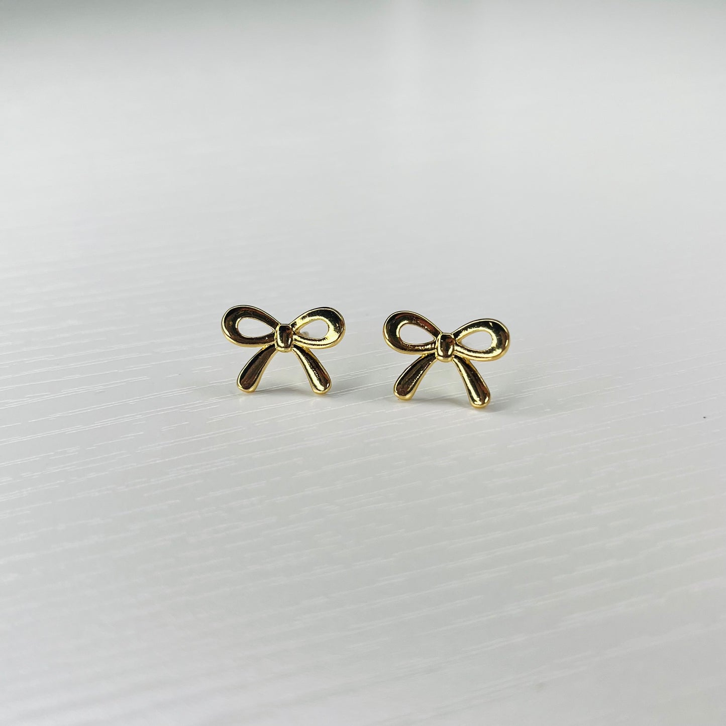 Bow stud earring