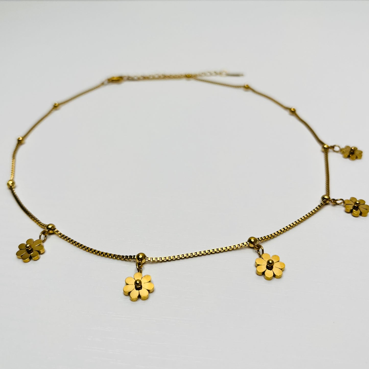 Golden flowers necklace