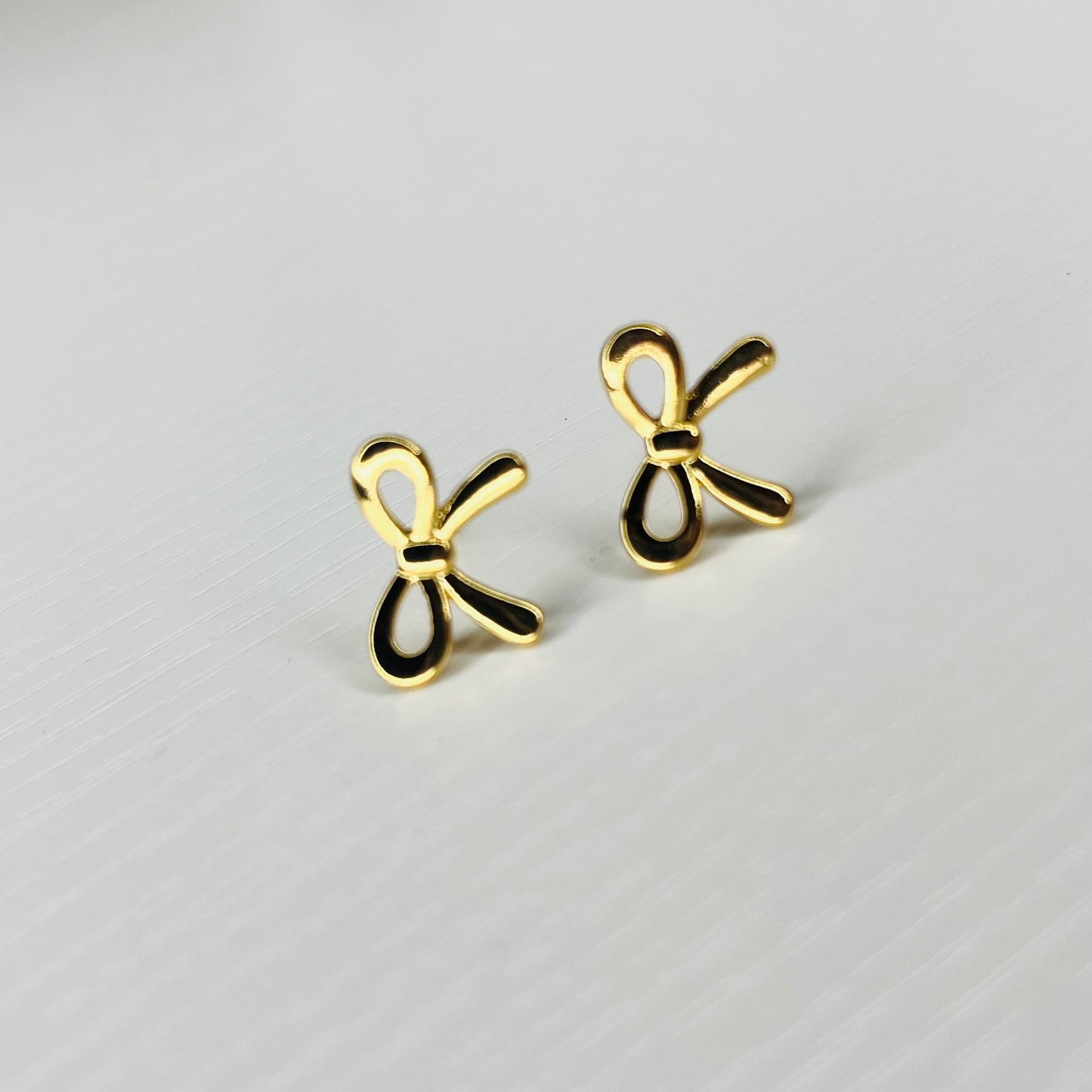 Bow stud earring