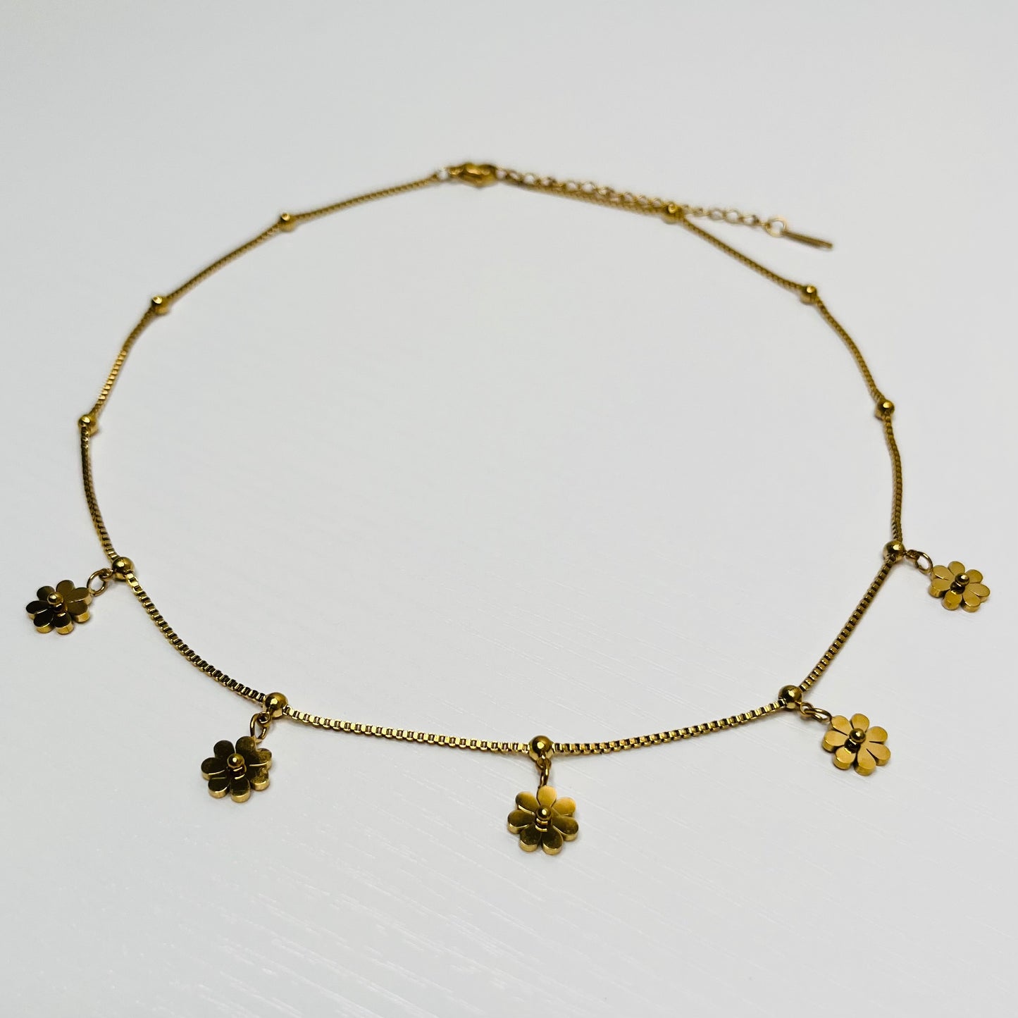 Golden flowers necklace