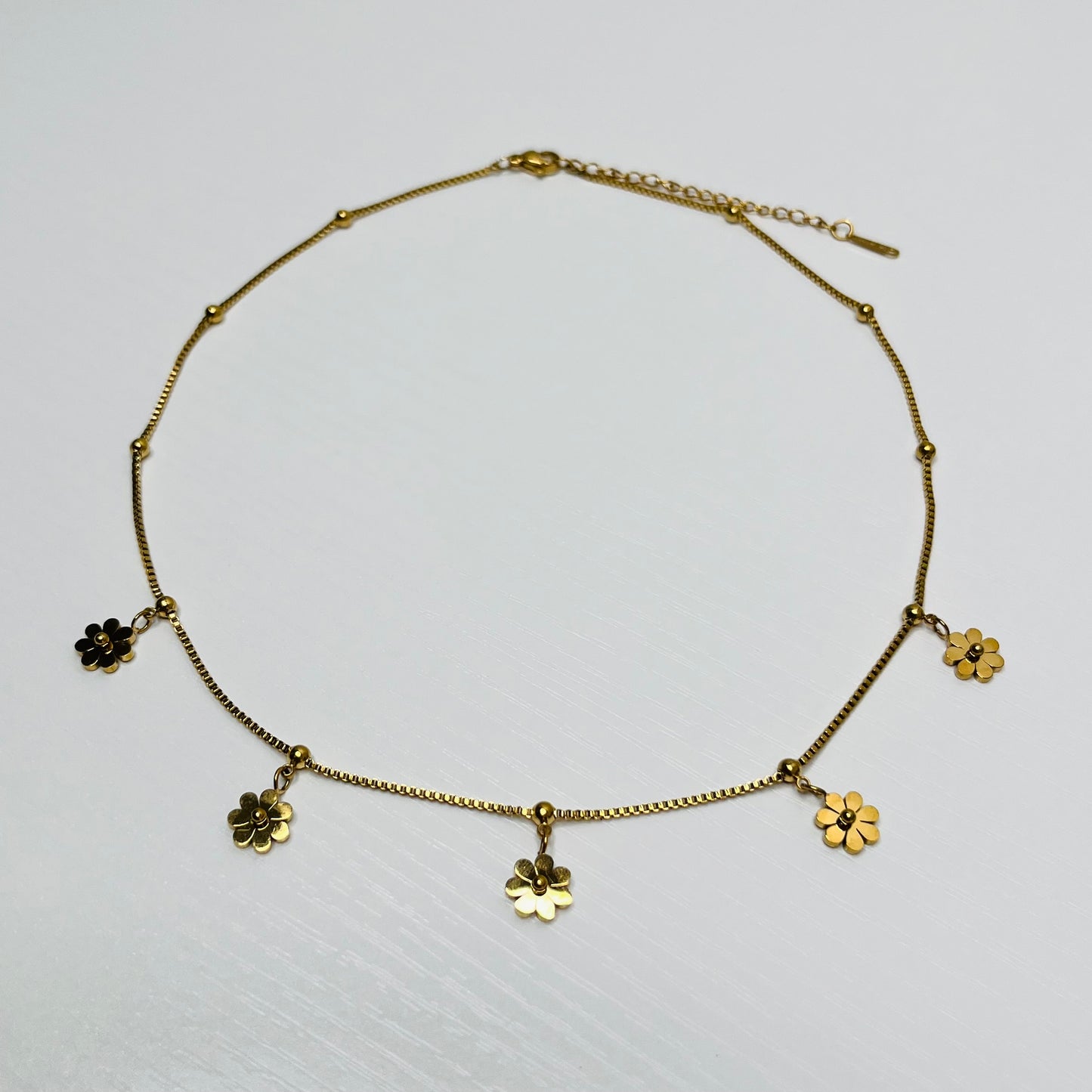 Golden flowers necklace