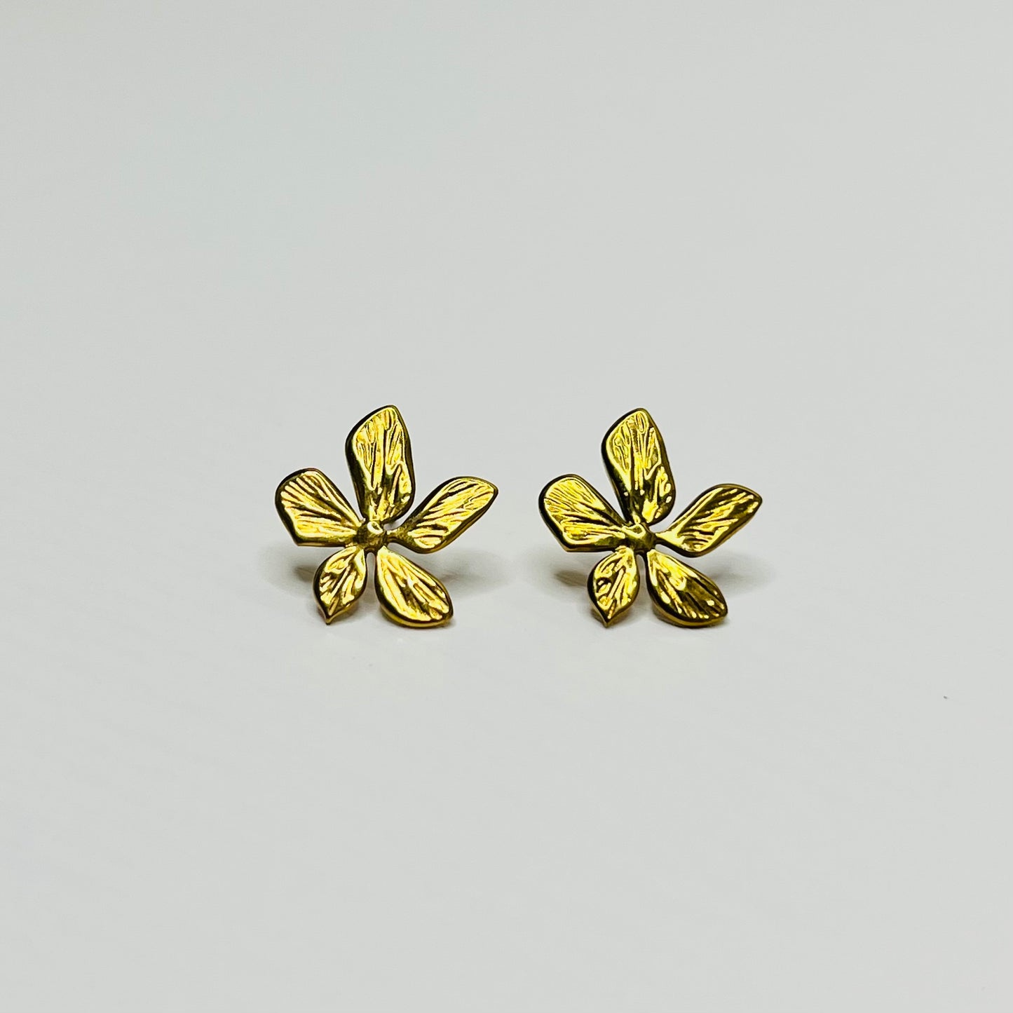 Flower stud earrings